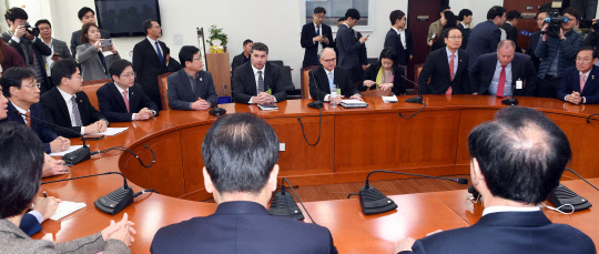 여당 원내지도부, GM 총괄 부사장 면담  더불어민주당 우원식 원내대표와 자유한국당 김성태 원내대표, 정의당 노회찬 원내대표 등 여야 원내지도부가 20일 오전 국회 더불어민주당 원내대표실을 방문한 배리 앵글 GM 총괄 부사장, 카허 카젬 한국GM 사장 등을 면담하고 있다. 2018.2.20